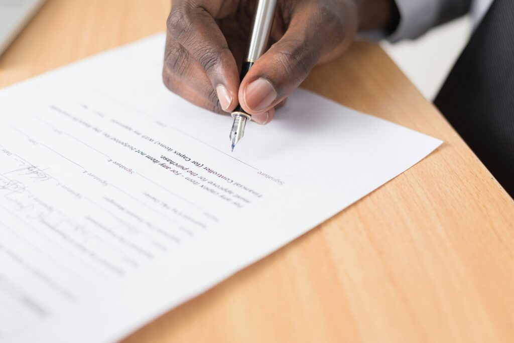 Cliente firmando contrato con asesor